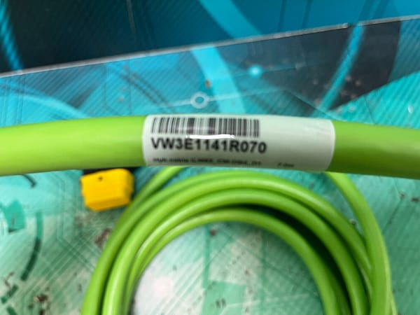 Schneider VW3E1141R070. Hybrid Cable Lexium 62 connection module. (UK/EU Read)